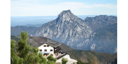 Wanderurlaub - Sonnenterrasse - Bad Aussee - Die Kranabethhütte am Feuerkogel im Hintergrund der Wächter des Salzkammergutes der Traunstein - Kranabethhütte