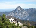 Wanderhotel: Die Kranabethhütte am Feuerkogel im Hintergrund der Wächter des Salzkammergutes der Traunstein - Kranabethhütte