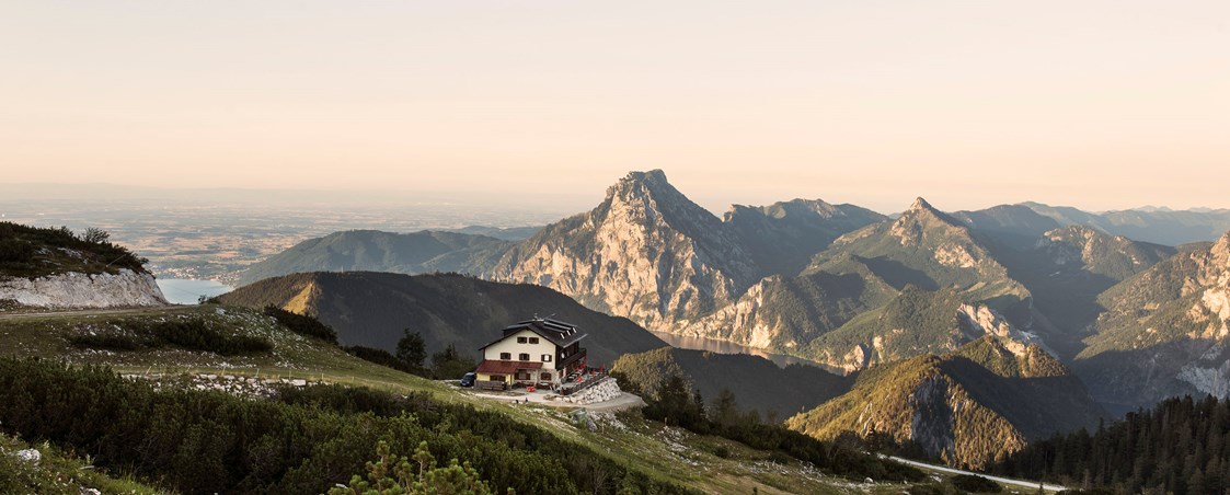 Wanderhotel: Panoramabild mit Kranabethhütte. Blick zum Traunsee - Kranabethhütte