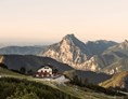 Wanderhotel: Panoramabild mit Kranabethhütte. Blick zum Traunsee - Kranabethhütte