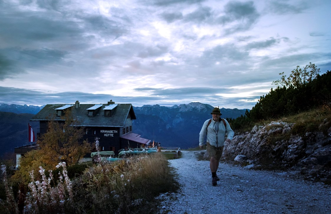 Wanderhotel: Herr Gröller am Abend am Weg zur Gondel von der Kranabethhütte - Kranabethhütte