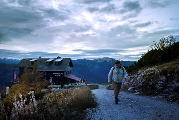 Wanderhotel: Herr Gröller am Abend am Weg zur Gondel von der Kranabethhütte - Kranabethhütte
