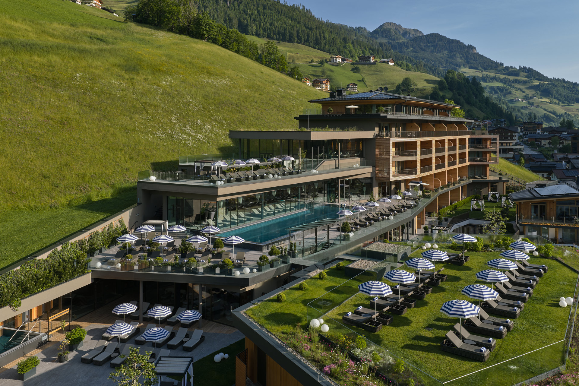 Wanderurlaub - Touren: Hochtour - Dorfgastein - Außenansicht Sommer - DAS EDELWEISS Salzburg Mountain Resort