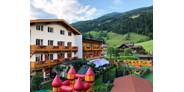 Wanderurlaub - PLZ 5453 (Österreich) - HAusansicht Garten mit Spielplatz - Familienhotel Botenwirt ***S