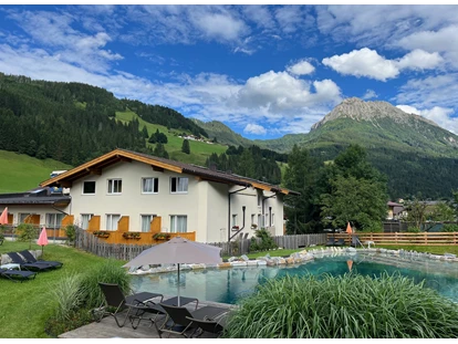 Wanderurlaub - Fahrstuhl - Aussenansicht mit Schwimmteich - Familienhotel Botenwirt ***S