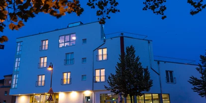 Wanderurlaub - Fahrstuhl - Hotel bei Nacht - Mythenresort Heimdall