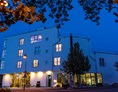 Wanderhotel: Hotel bei Nacht - Mythenresort Heimdall
