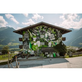 Wanderhotel: Alpine Jungle (Mural Art) - BergBaur