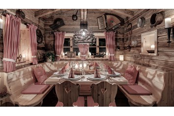 Wanderhotel: INNs HOLZ Chaletdorf Holzfällerhütte - das kleinste Restaurant im Böhmerwald für nur bis zu sechs Personen - INNs HOLZ Chaletdorf