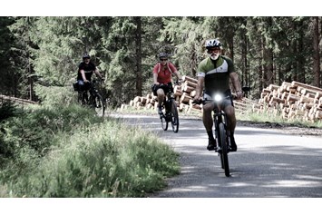 Wanderhotel: INNs HOLZ Chaletdorf im Sommer Radfahren Mountainbike - INNs HOLZ Chaletdorf