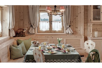 Wanderhotel: INNs HOLZ Chaletdorf täglich ins Chalet serviertes Gourmet-Frühstück - INNs HOLZ Chaletdorf