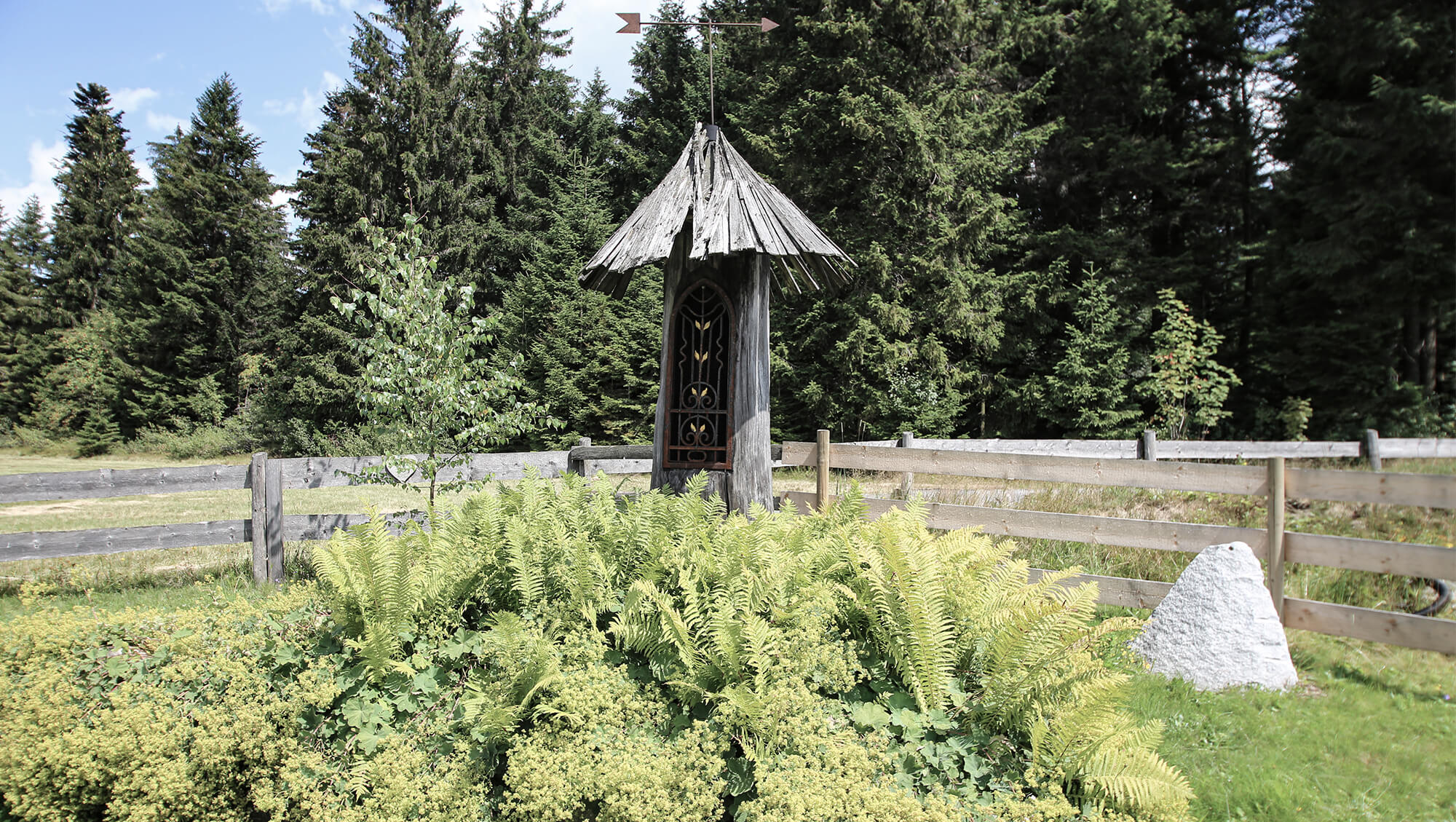 Wanderhotel: INNs HOLZ Chaletdorf Kapelle im Sommer - INNs HOLZ Chaletdorf