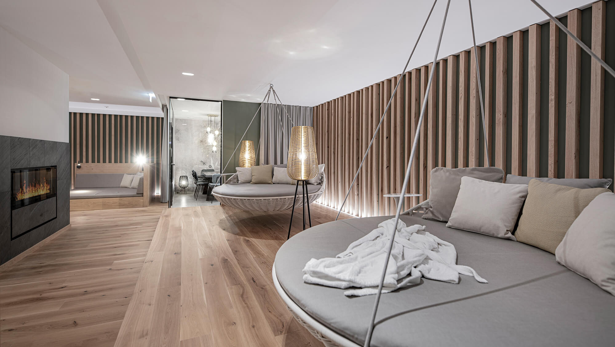 Wanderhotel: INNs HOLZ Chaletdorf Ruheraum mit Schaukelbetten im Wellnessbereich des angrenzenden INNs HOLZ Natur- & Vitalhotels****s  - INNs HOLZ Chaletdorf