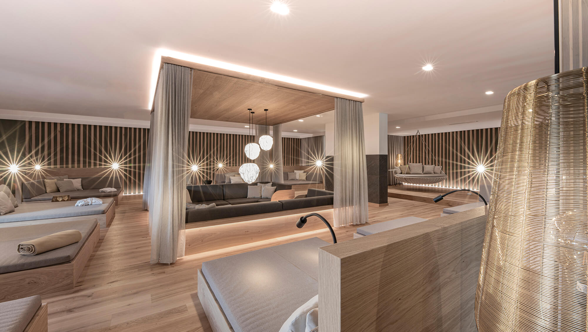 Wanderurlaub - Hotelbar - Oberösterreich - INNs HOLZ Chaletdorf Ruheraum im Wellnessbereich des angrenzenden INNs HOLZ Natur- & Vitalhotels****s  - INNs HOLZ Chaletdorf