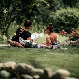 Wanderhotel: der Garten im Sendlhofer's ist perfekt für eine Auszeit mit einem guten Buch oder einem Picknick - Sendlhofer's