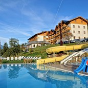 Wanderurlaub: Freibad mit Wasserrutsche und Liegewiese - Hotel Glocknerhof