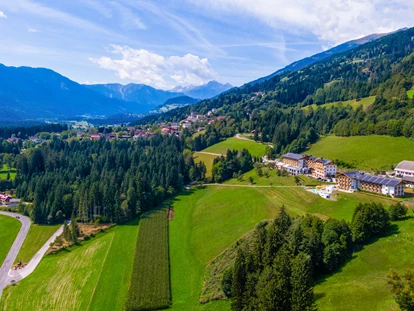 Wanderurlaub - Fahrstuhl - Hotel und Gemeinde Berg im Drautal von oben - Hotel Glocknerhof