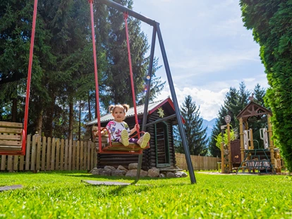 Wanderurlaub - Fahrstuhl - Schaukel am Spielplatz - Hotel Glocknerhof