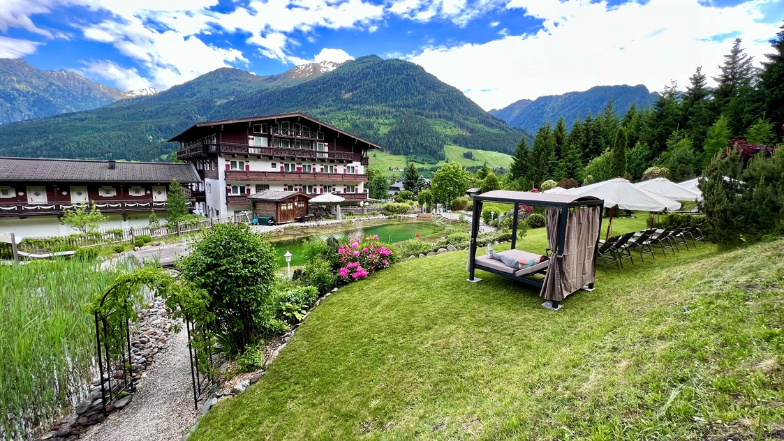Wanderhotel: Den Urlaubstag gemütlich im Garten verbringen - Hotel Hubertus