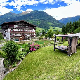 Wanderhotel: Den Urlaubstag gemütlich im Garten verbringen - Hotel Hubertus