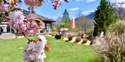 Wanderurlaub - Fahrstuhl - Frühlingsgefühle im Garten - Hotel Hubertus