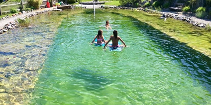 Wanderurlaub - Fahrstuhl - Kinder haben Spaß im Naturteich - Hotel Hubertus
