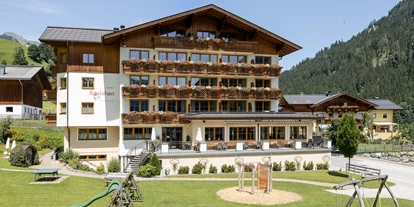 Wanderurlaub - Pools: Schwimmteich - Hotel Roslehen mitten im Grünen 
Kinderspielplatz direkt vor dem Haus mit Sonnenterrasse  - Hotel Roslehen