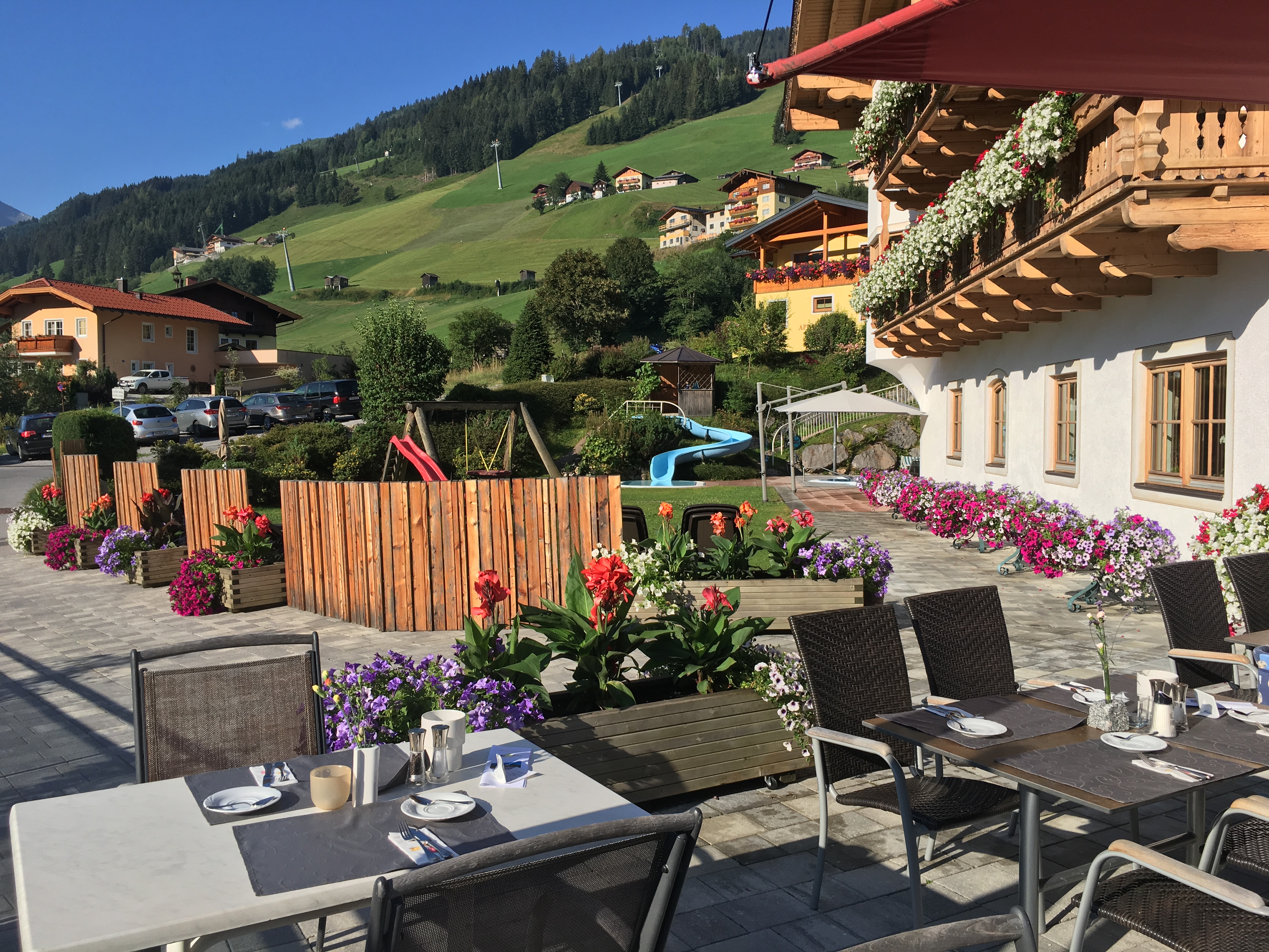 Wanderhotel: Frühstück auf unserer Sonnenterrasse. - Hotel Johanneshof Grossarl 