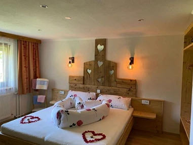 Wanderhotel: Ferienwohnung Oberbach mit Blick auf die Berge  - SennHOF Lechtal