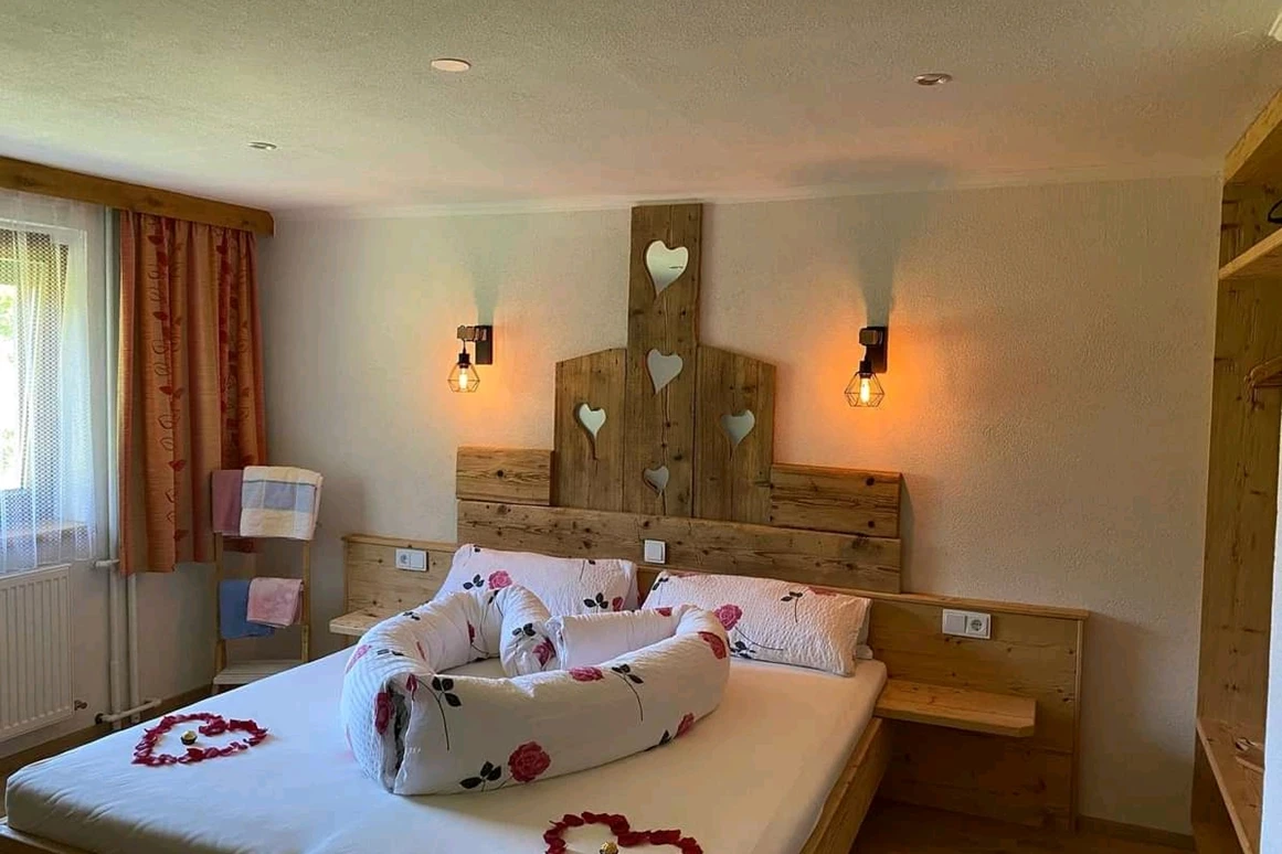 Wanderhotel: Ferienwohnung Oberbach mit Blick auf die Berge  - SennHOF Lechtal