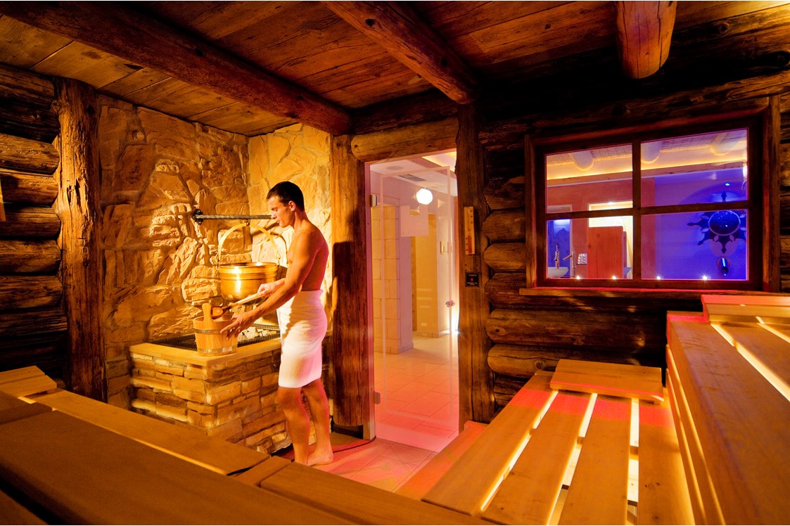 Wanderhotel: Finnische Sauna
Das klassische, trockene Heißluftbad (80° - 100°) in der gemütlichen Holzsauna. Zur Entspannung, Entschlackung und Stärkung des Immunsystems. - Almhof Hotel Call