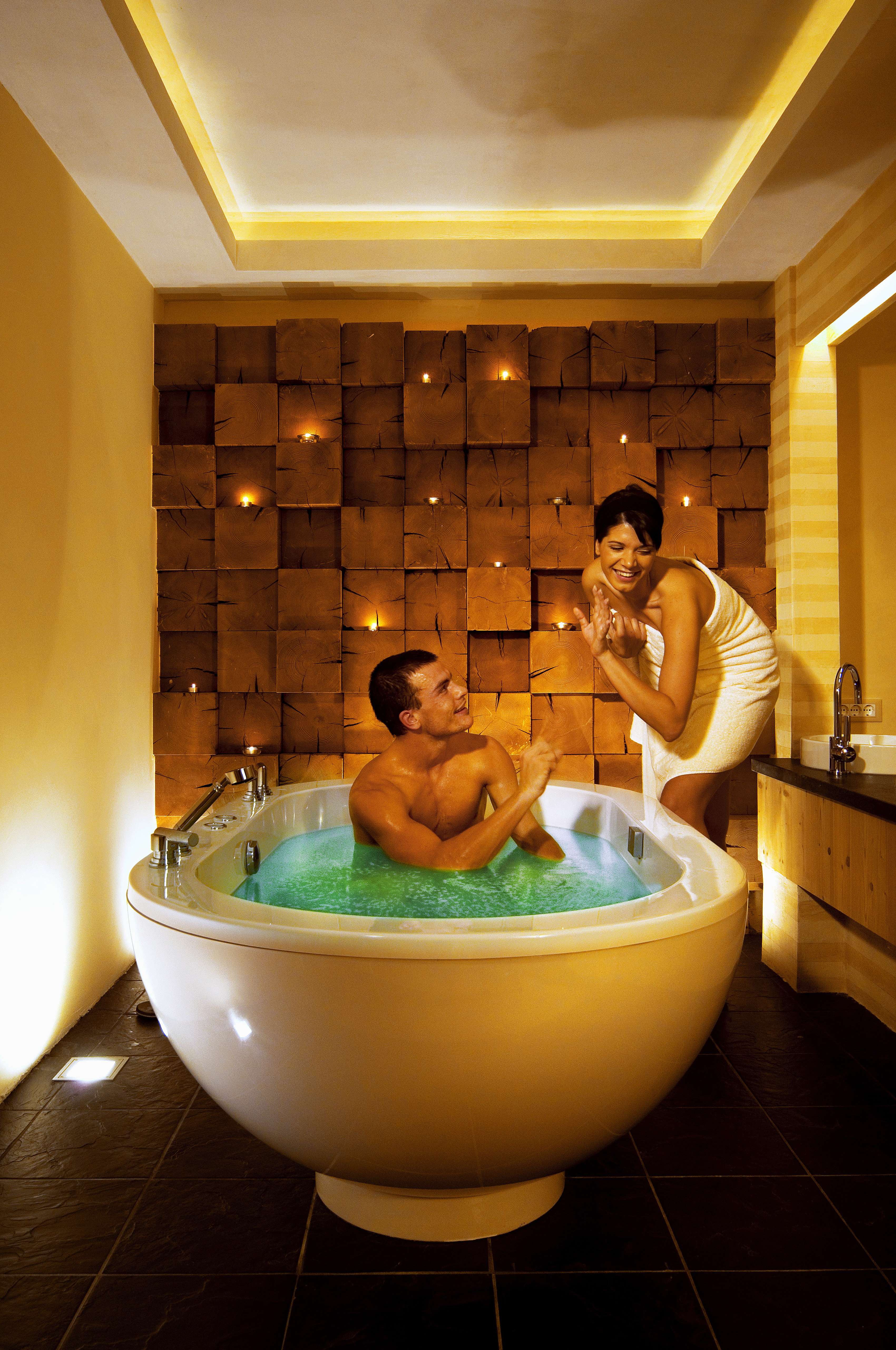 Wanderhotel: Private Spa Suite

Ein Wellnesserlebnis für Romantiker im Spahotel Südtirol!

Erleben Sie zusammen mit Ihrem Partner ungestörte Stunden zu zweit. Wir erwarten Sie in der BelSana Private SPA Suite in unserem Wellnesshotel am Kronplatz:

zur Entspannung im Rasulbad
beim Schwitzen in der Finnischen Sauna
beim Baden in der Blütenwanne
Abschließend entführt Sie eine Seifenschaummassage in den siebten Himmel. - Almhof Hotel Call