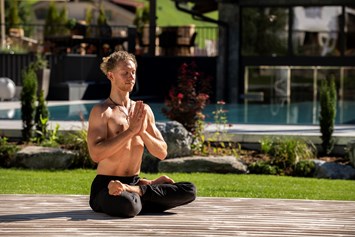 Wanderhotel: Yoga auf den Decks im Garten - das Alois ****s