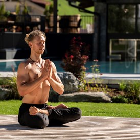 Wanderhotel: Yoga auf den Decks im Garten - das Alois ****s