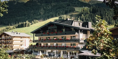 Wanderurlaub - Fahrstuhl - Außenansicht Hotel der Gollinger - Der GOLLINGER
