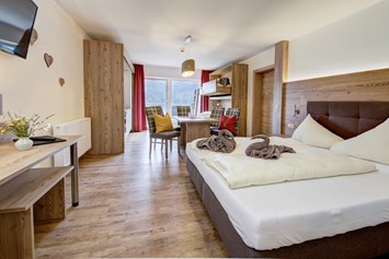 Wanderhotel: Modern und im Landhausstil eingerichtete Doppel / Familienzimmer laden zum ausschlafen ein - Berghotel Jaga Alm 