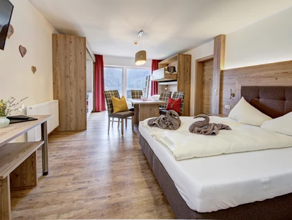 Wanderurlaub - Fahrstuhl - Modern und im Landhausstil eingerichtete Doppel / Familienzimmer laden zum ausschlafen ein - Berghotel Jaga Alm