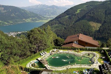Wanderhotel: Bio Schwimmteich mit herrlichen Blick auf den Zeller See und die umliegende Bergkulisse.
Genießen Sie Ruhe und Natur - Berghotel Jaga Alm 