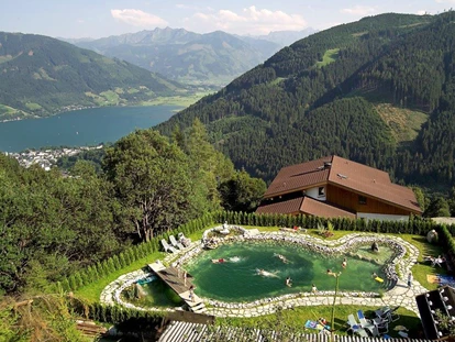 Wanderurlaub - Fahrstuhl - Bio Schwimmteich mit herrlichen Blick auf den Zeller See und die umliegende Bergkulisse.
Genießen Sie Ruhe und Natur - Berghotel Jaga Alm