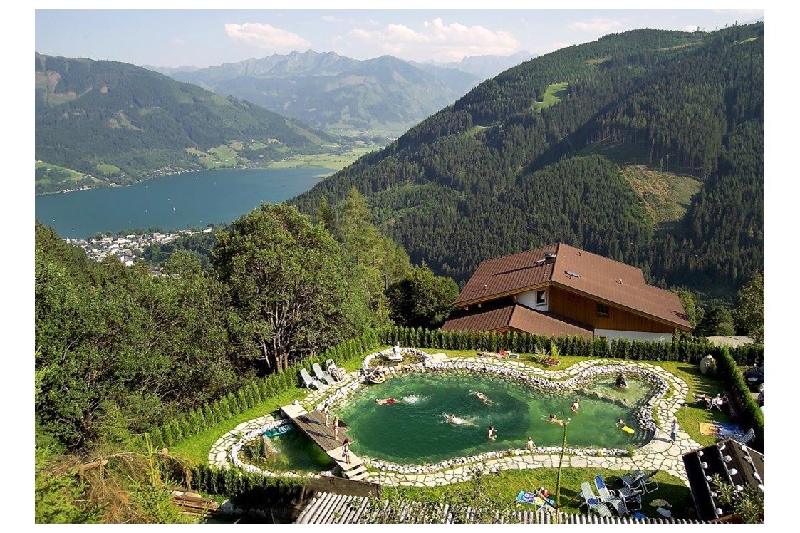 Wanderhotel: Bio Schwimmteich mit herrlichen Blick auf den Zeller See und die umliegende Bergkulisse.
Genießen Sie Ruhe und Natur - Berghotel Jaga Alm 