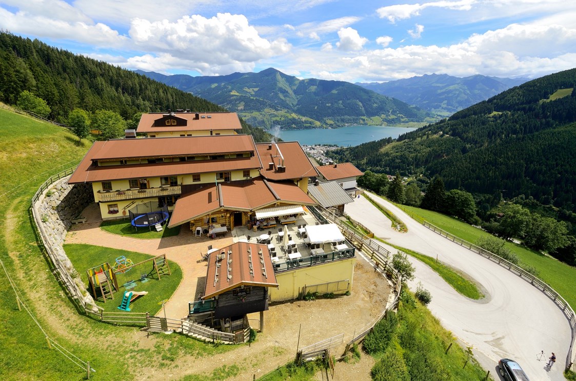 Wanderhotel: Lage Hotel mit Aussicht auf den See - Berghotel Jaga Alm 