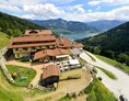 Wanderhotel: Lage Hotel mit Aussicht auf den See - Berghotel Jaga Alm 