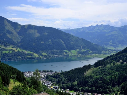 Wanderurlaub - Fahrstuhl - Aussicht auf den Zeller See, die umliegende Bergkulisse der Hohen Tauern sowie auf die Stadt Zell am See. - Berghotel Jaga Alm
