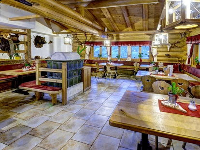 Wanderurlaub - Fahrstuhl - Urig, gemütliches Restaurant mit Sonnenterrasse
Lassen Sie sich von unseren charmanten Service Mitarbeitern mit Schmankerl aus eigener Landwirtschaft und Jagd verwöhnen. - Berghotel Jaga Alm