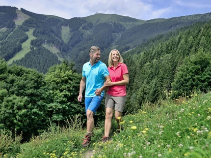 Wanderurlaub - Fahrstuhl - Wandern direkt vom Hotel aus.
Wanderwege führen am Hotel vorbei. - Berghotel Jaga Alm