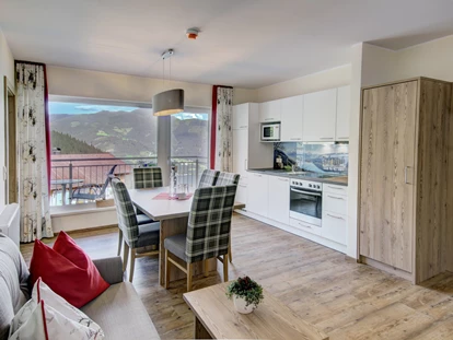 Wanderurlaub - Fahrstuhl - Im Landhausstil eingerichtete Hotelappartements
bieten ausreichend Platz für 4-8 Personen 
mit Balkon und herrlichen Blick auf den Zeller See und die Berge. - Berghotel Jaga Alm