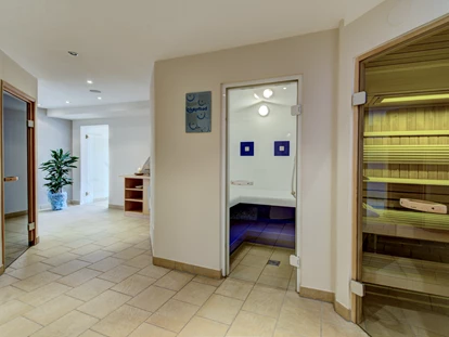 Wanderurlaub - Fahrstuhl - Wellness Alm mit verschiedenen Saunen, Dampfbad, Erlebnis-Dusche und großzügigem Ruheraum mit großartigem Ausblick auf See & Berge. - Berghotel Jaga Alm
