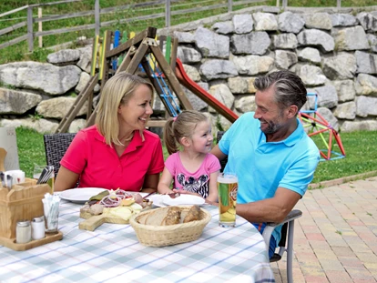 Wanderurlaub - Fahrstuhl - Sonnenterrasse mit angeschlossenen Kinderspielplatz - Berghotel Jaga Alm