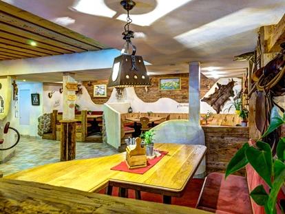 Wanderurlaub - Fahrstuhl - Gemütlicher Bar-Bereich für den Umtrunk nach erfolgreicher Wanderung oder abends zum Ausklang des Tages. - Berghotel Jaga Alm