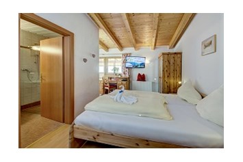 Wanderhotel: Ländliche Doppelzimmer mit Balkon und geräumigen Badezimmern - Berghotel Jaga Alm 